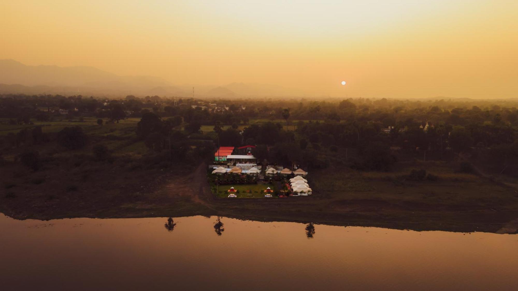 Riverview Tent Resort Kevadia Екстер'єр фото